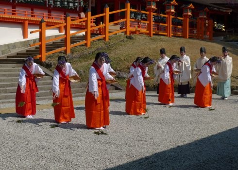 八乙女が田植舞を行う。御田植神事/春日大社