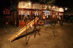 御神火を火縄に移して持ち帰り、新年の火種に。歳旦祭併御神火…