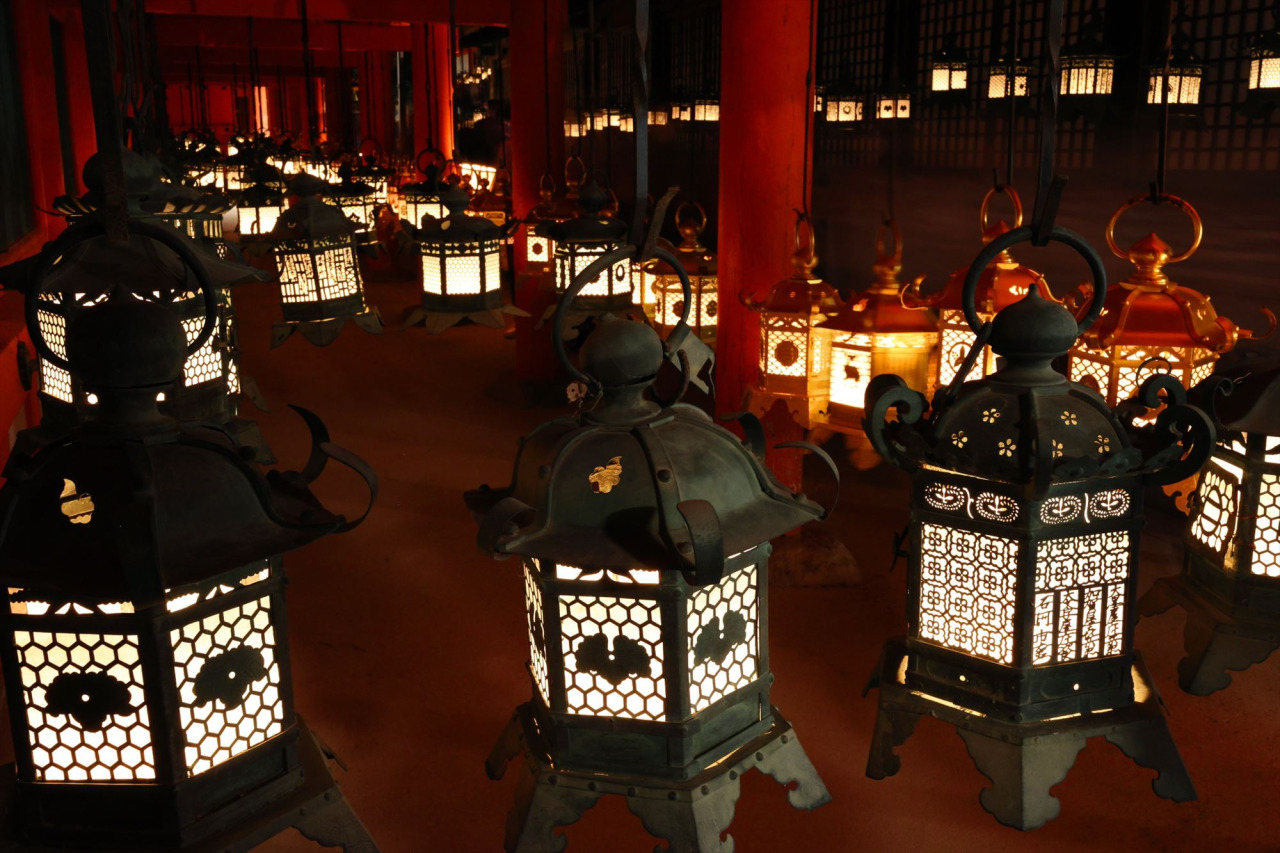 約3,000基の燈籠に火が灯される。節分万燈籠/春日大社