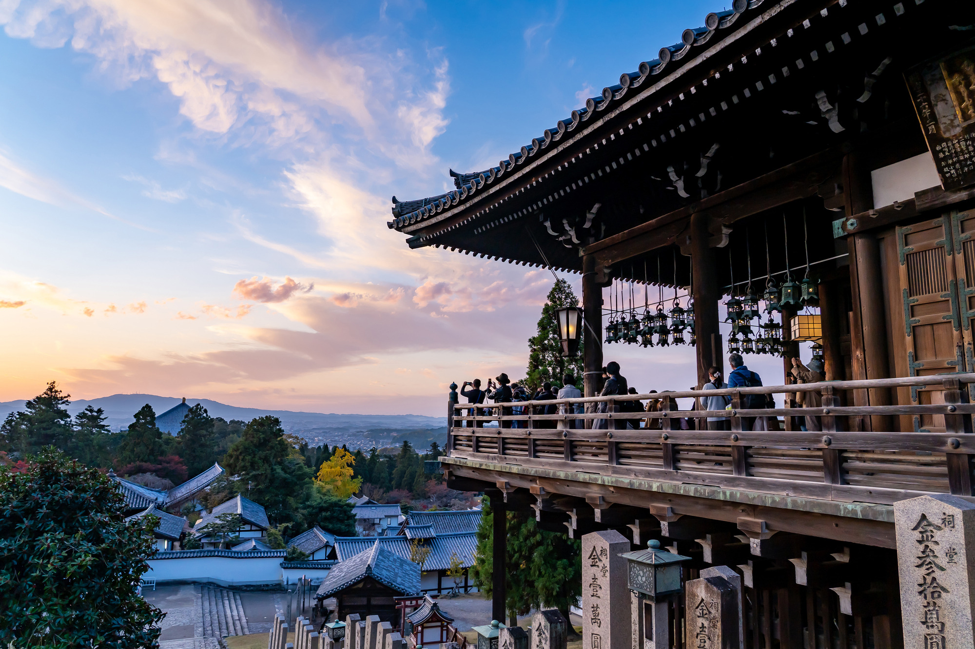 奈良市の観光スポット(写真:東大寺 二月堂)