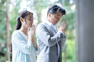 Special feature on the proper etiquette to observe when visiting Shinto shrines and temples: What are the differences between temples and shrines? What must you avoid doing? This feature explains all these and more!