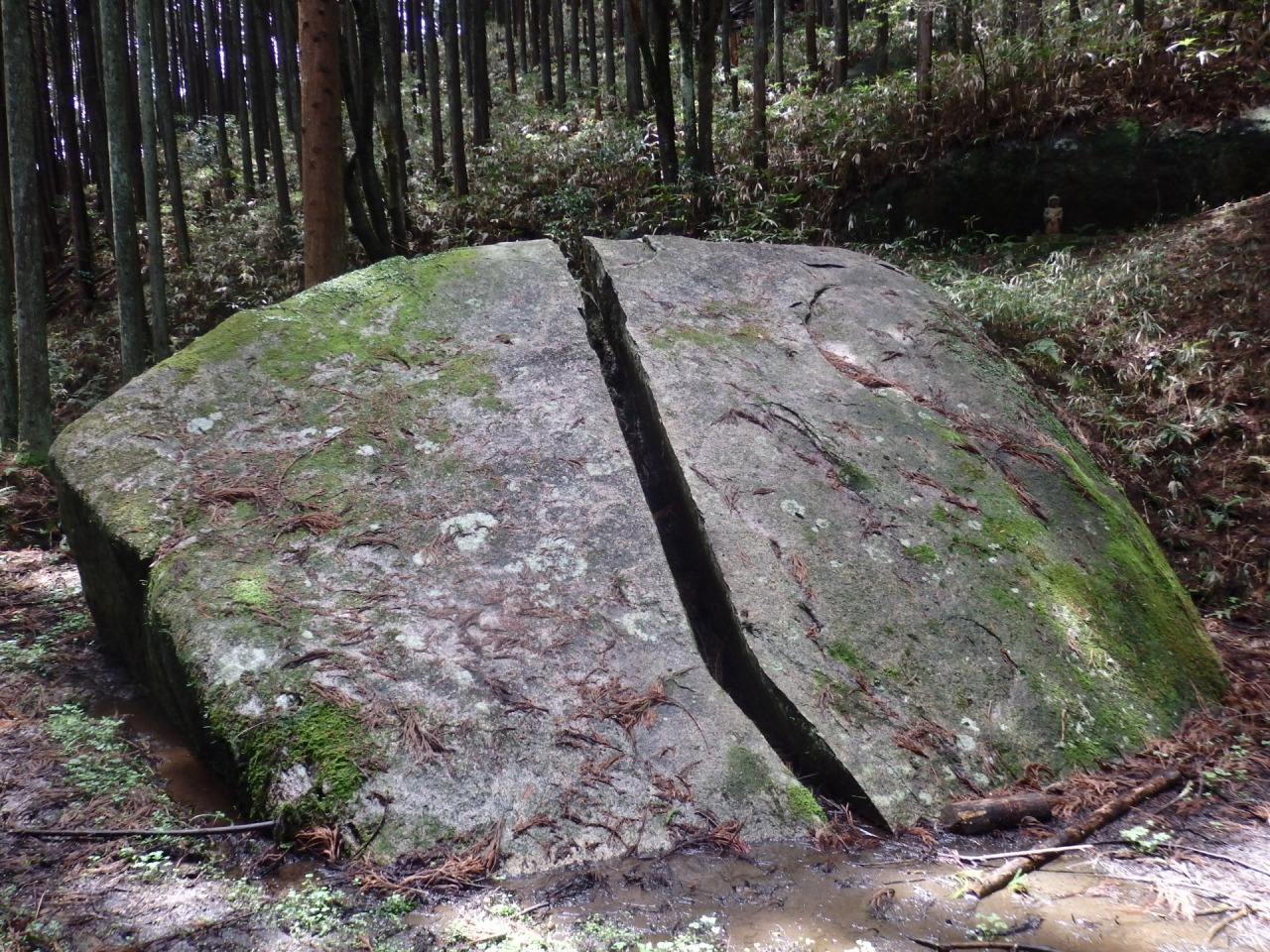 Itto-seki Split Boulder