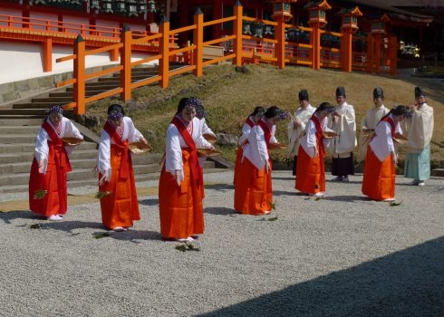 八乙女が田植舞を行う。御田植神事/春日大社