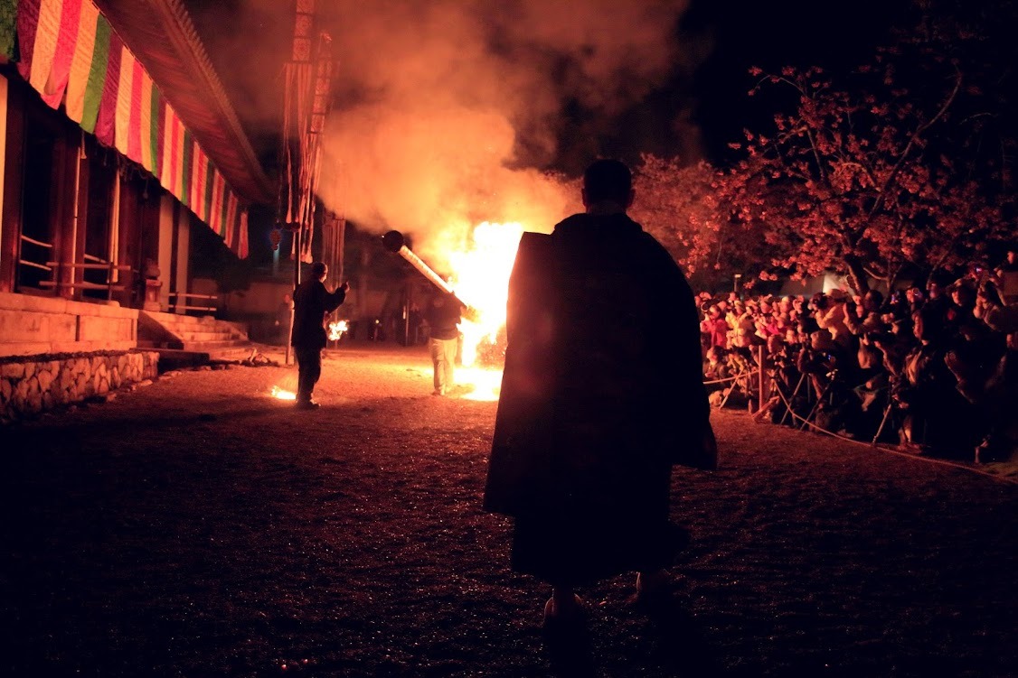 燃え盛る迫力。天平時代からの声明。おたいまつ(修二会)行事/新薬師寺