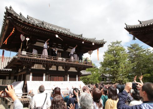中興忌梵網会・うちわまき/唐招提寺