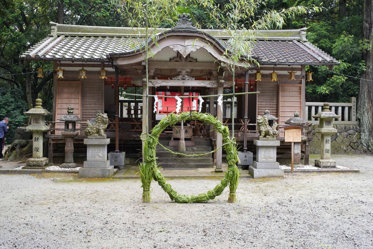 大きな茅の輪をくぐり無病息災祈願。茅の輪くぐり/八柱神社(小倉町)