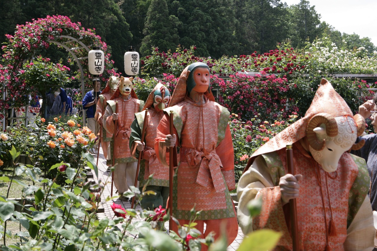 バラの花をお供えして幸せを祈る。薔薇会式・えと祭り/霊山寺