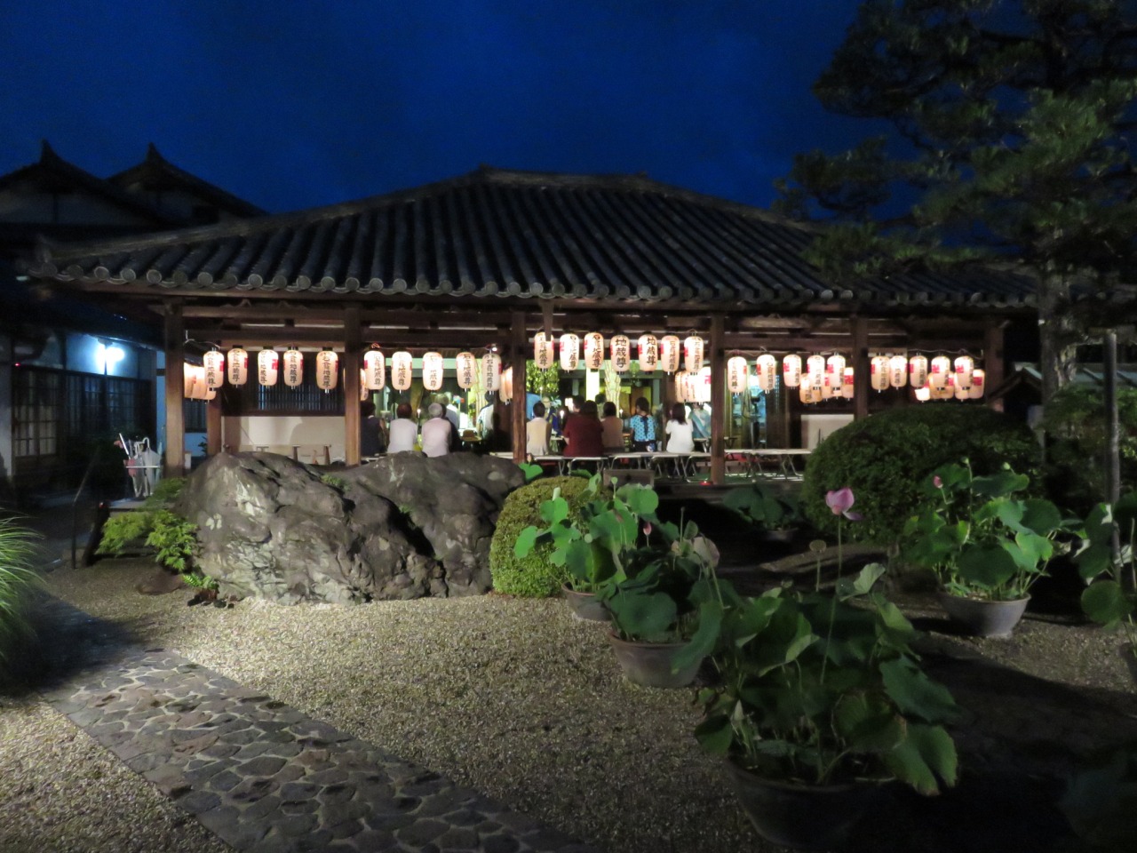 提灯が作り出す幻想的な空間で行う法要。地蔵盆/十輪院