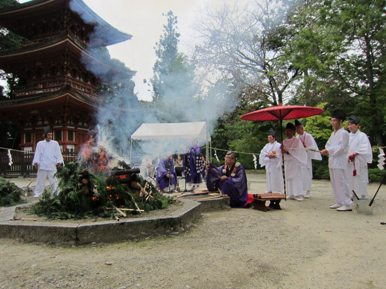 修験道古式の護摩焚き。柴燈護摩法会/霊山寺