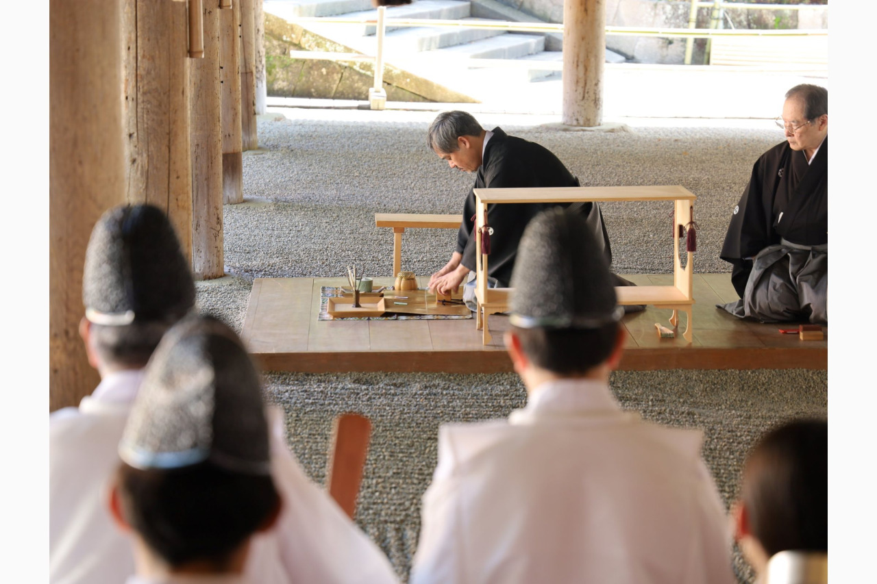 神饌に菊花を添えて。重陽節供祭・献香之儀/春日大社